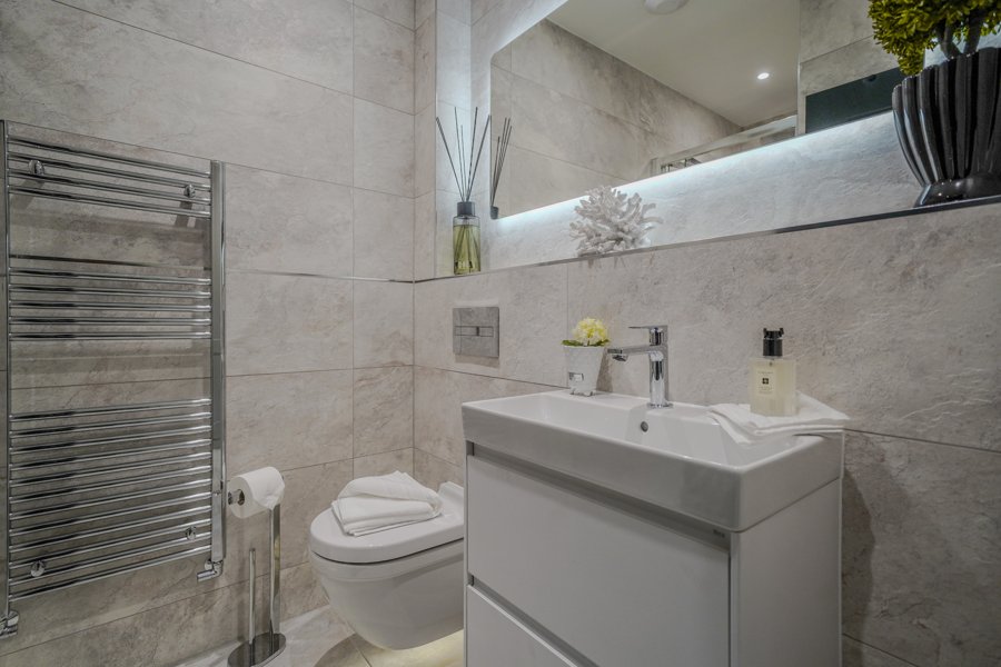 Contemporary bathroom with porcelain tiling